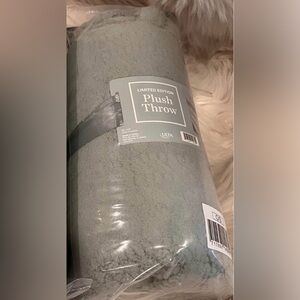 NWT Ulta Beauty Plush Throw Blanket - Gray